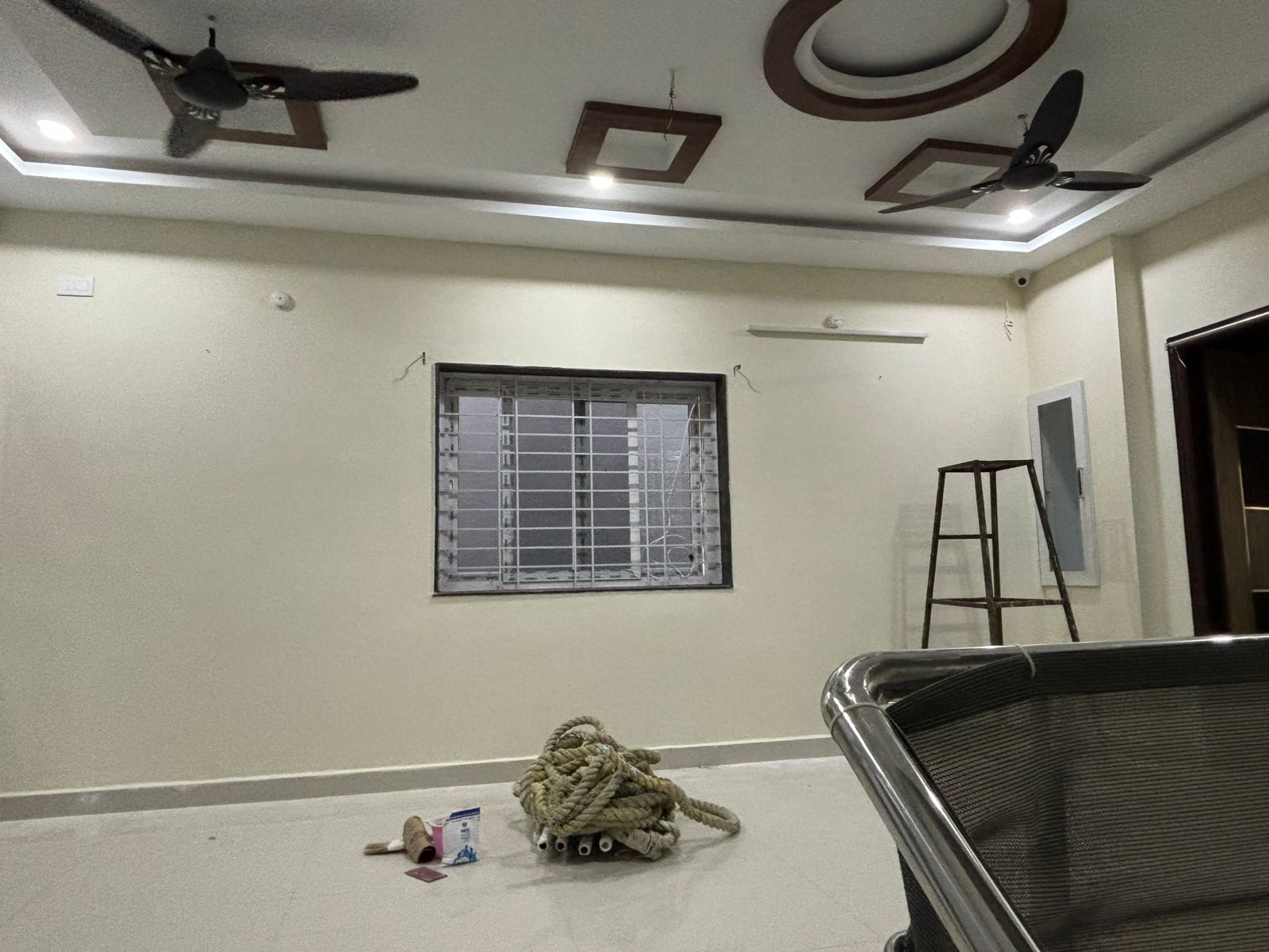 Modern Living Room with False Ceiling and Lighting